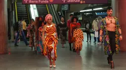 Model mengenakan pakaian yang dirancang oleh siswa dari komunitas Afro-Brasil jelang Hari Kesadaran Kulit Hitam dalam stasiun kereta bawah tanah di Sao Paulo, Brasil, 19 November 2021. November diakui sebagai Bulan Kesadaran Kulit Hitam. (AP Photo/Andre Penner)
