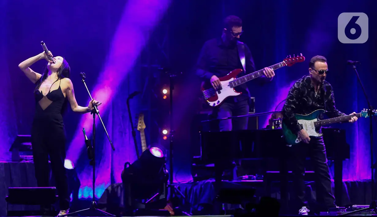 The Corrs tampil memukau dengan membawakan sejumlah hitnya, seperti: Radio, What Can I Do dan Give Me a Reason. (Liputan6.com/Herman Zakharia)