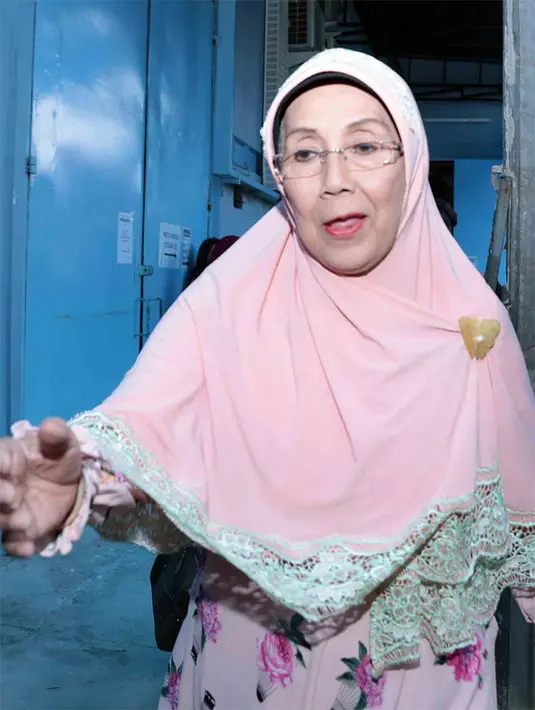 Pada pernikahan keduanya, perempuan yang telah berusia 72 tahun itu tidak memiliki persiapan khusus. Ia juga tidak melakukan prosesi adat. Baginya, ia hanya banyak butuh istirahat. (Deki Prayoga/Bintang.com)