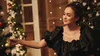 Menyambut perayaan Natal, Rianti Cartwright menjalani sebuah pemotretan. Ia tampak menawan dan simpel mengenakan dress berwarna hitam. Terlihat pula dekorasi pohon natal berwarna hijau dengan pernak-pernik meriah. (Liputan6.com/IG/@riantic)