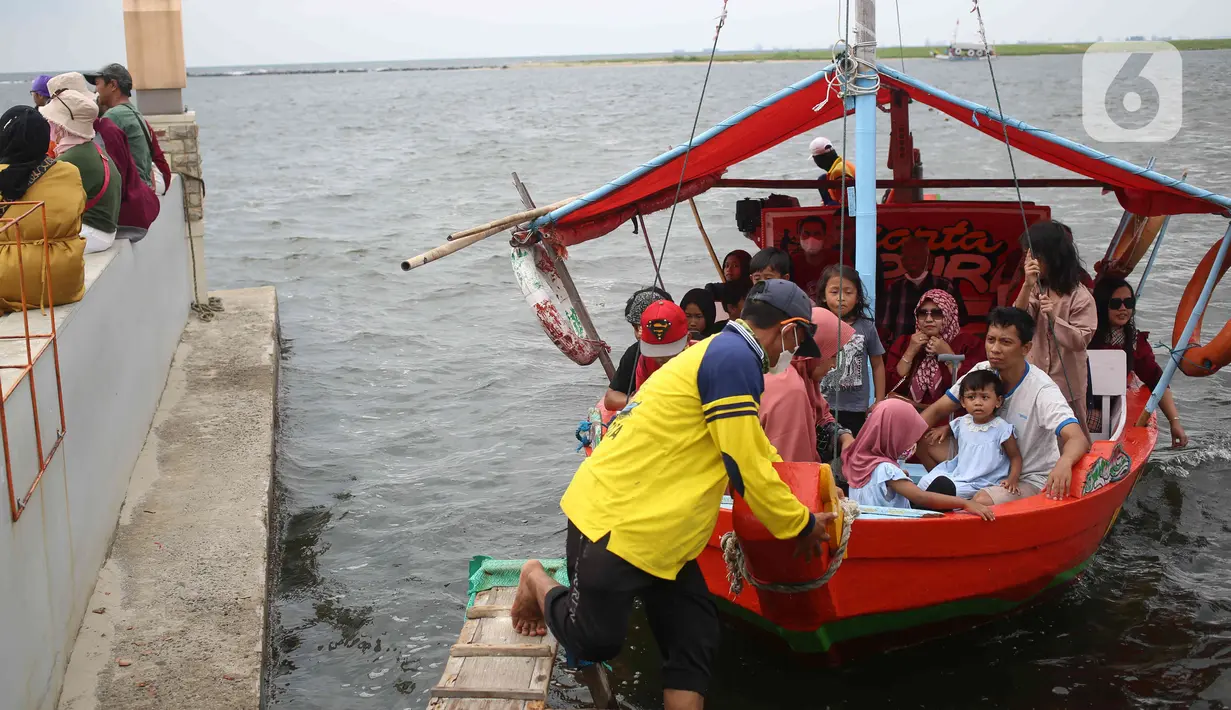 <p>Pengunjung menaiki kapal di Pantai Ancol di Taman Impian Jaya Ancol, Jakarta, Rabu (4/5/2022). Objek wisata tersebut kembali ramai dikunjungi wisatawan pada saat liburan Hari Raya Idul Fitri 1443 H setelah dua tahun sebelumnya sempat mengalami penurunan kunjungan wisatawan akibat pandemi Covid-19. (Liputan6.com/Herman Zakharia)</p>