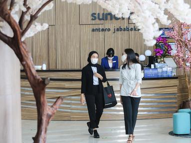 Pengunjung melintas di lobby Sunerra Hotels, Jababeka Bekasi, Rabu (02/6/2021). RedDoorz memperkenalkan hotel premium pertamanya, Sunerra Hotels, untuk memperluas portofolio layanan perhotelan bertaraf internasional dengan sentuhan lokal. (Liputan6.com/Fery Pradolo)