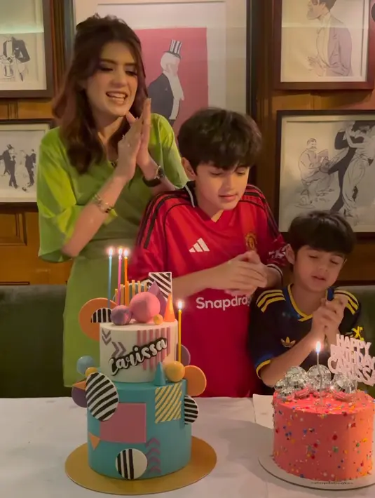 <p>Carissa terlihat merayakan ulang tahun di sebuah restaurant, ia pun tampak mendapatkan dua kue ulang tahun yang lengkap dengan lilinnya. [@carissa_puteri]</p>