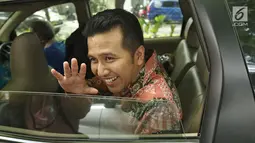 Bupati Trenggalek, Jawa Timur, Emil Elestianto Dardak usai mengunjungi kediaman Megawati di Jalan Teuku Umar, Jakarta, Sabtu (14/10). Pertemuan juga membahas pengumuman paslon Gubernur dan Wagub provinsi Jawa Timur. (Liputan6.com/Herman Zakharia)