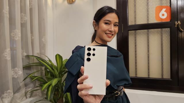 Aktris Dian Sastrowardoyo bersama Samsung Galaxy S23 Ultra warna Cream. Kini, Samsung Galaxy S23 series 5G sudah bisa dibeli di Indonesia. (Liputan6.com/ Agustin Setyo Wardani).