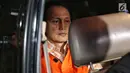 Direktur Teknologi dan Produksi PT Krakatau Steel Wisnu Kuncoro memakai rompi tahanan usai menjalani pemeriksaan di Gedung KPK, Jakarta, Sabtu (23/3). Wisnu Kuncoro ditahan selama 20 hari dan disangkakan melanggar UU No 20/2001  tentang Pemberantasan Tipikor. (Liputan6.com/Johan Tallo)