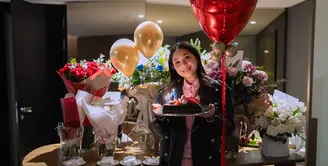 Nagita Slavina kembali mencuri perhatian dengan gaya fashion-nya yang effortless chic saat merayakan ulang tahunnya yang ke-37. [@raffinagita1717].