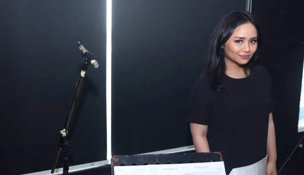 Perempuan bergelar master dari London School of Economics and Political Science, LSE Inggris ini mengaku senang, dulu ayahnya yang selalu membimbingnya, sekarang menjadi partner. (Andy Masela/Bintang.com)