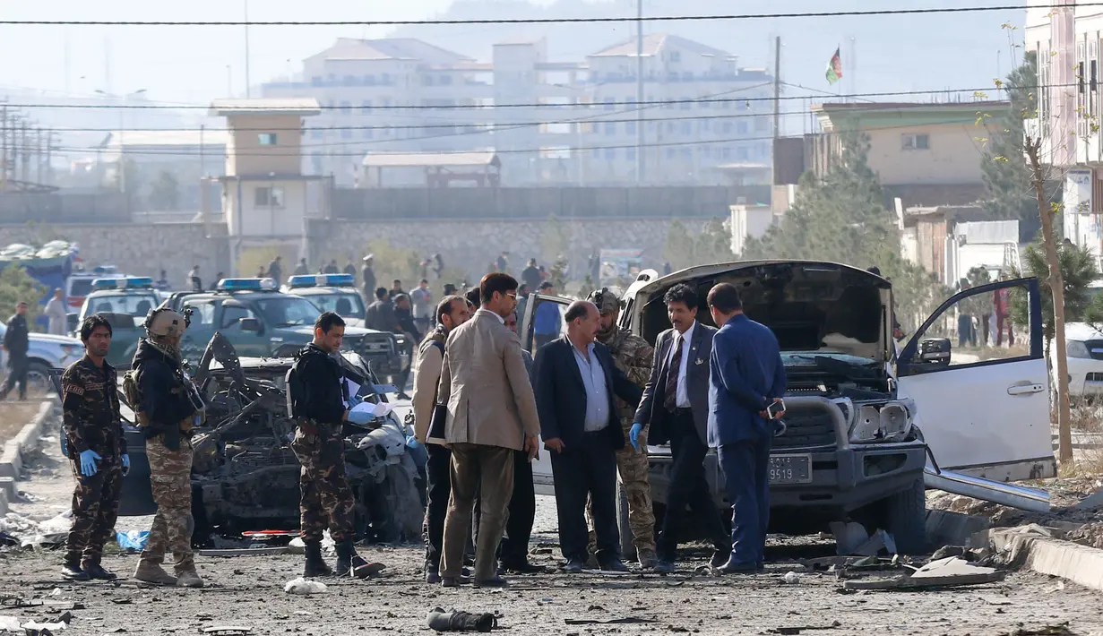 Personel keamanan dan penyelidik berkumpul di lokasi serangan bom mobil di Kabul, Afghanistan (13/11/2019). Setidaknya tujuh orang tewas dan tujuh lainnya luka-luka ketika sebuah bom mobil meledak pada jam sibuk pagi hari Kabul pada 13 November. (AFP/STR)
