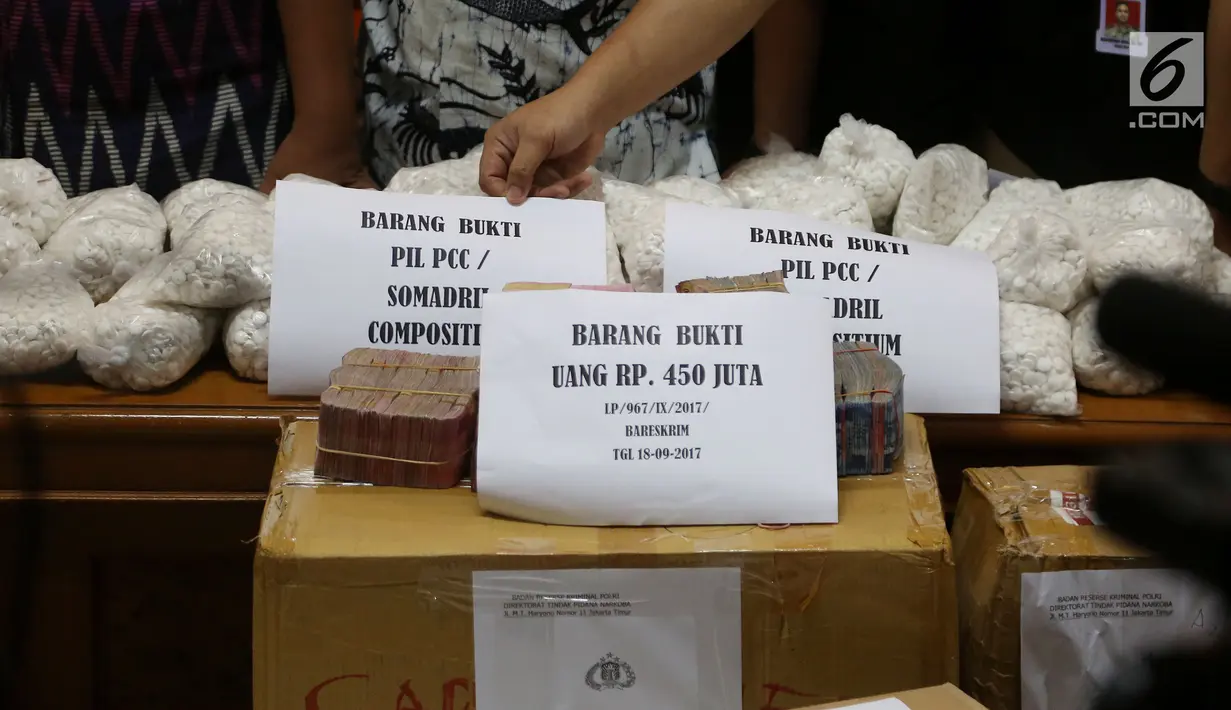 Barang bukti kasus produksi PCC ilegal ditampilkan di Bareskrim Polri, Jakarta, Jumat (22/9). Barang bukti itu adalah 19 ribu butir PCC dari jasa ekspedisi, 4 ton bahan baku PCC di Cimahi, serta 152 ribu butir PCC di Baturaden. (Liputan6.com/JohanTallo)