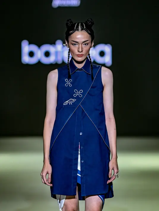 Koleksi ini menginterpretasikan budaya Indonesia lewat berbagai motif kontemporer, menggabungkan tradisi dengan sentuhan modern. Koleksi ini juga mendorong penggunaan batik untuk berbagai kesempatan, menggunakan kain berbahan serat viscose-rayon. [Foto: Document/JFW]