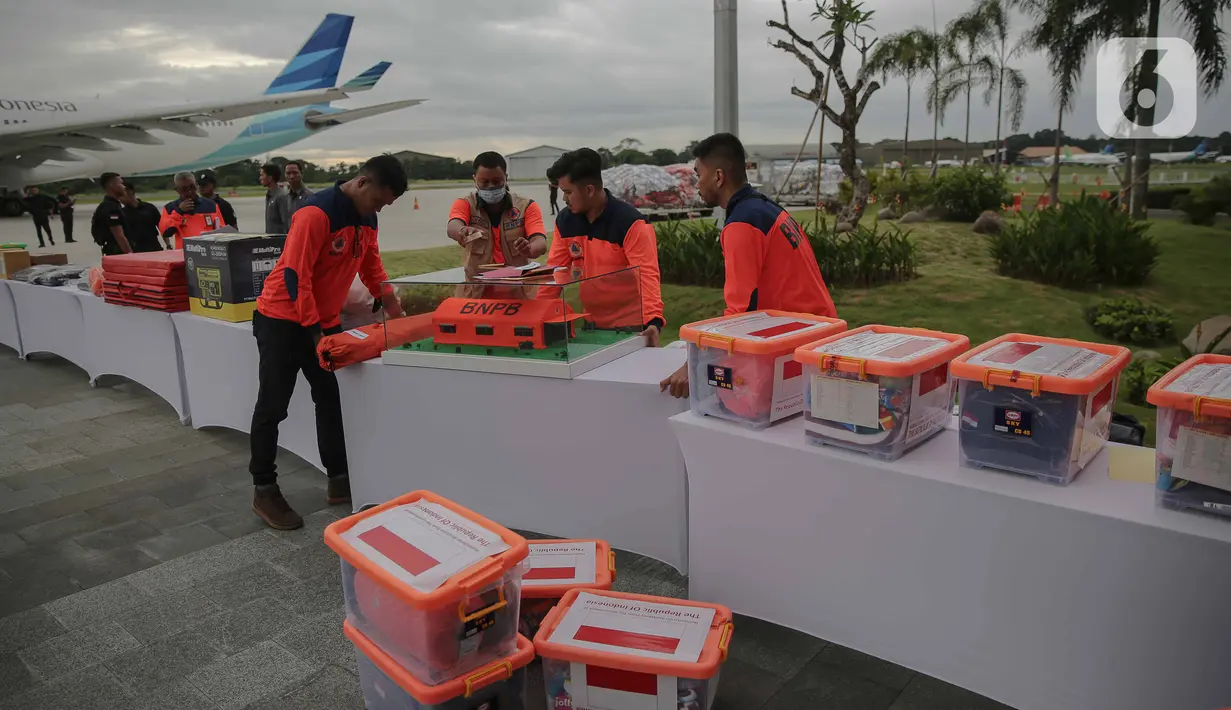 Petugas menyiapkan bantuan untuk penanganan gempa di Turki dan Suriah di di Base Ops Lanud Halim Perdana Kusuma, Jakarta, Selasa (21/2/2023). Pemerintah Indonesia mengirim bantuan berupa makanan, pakaian dan keperluan logistik lainnya seberat 140 ton untuk korban gempa Turki dan Suriah. Bantuan tersebut diberangkatkan dengan empat pesawat. (Liputan6.com/Faizal Fanani)