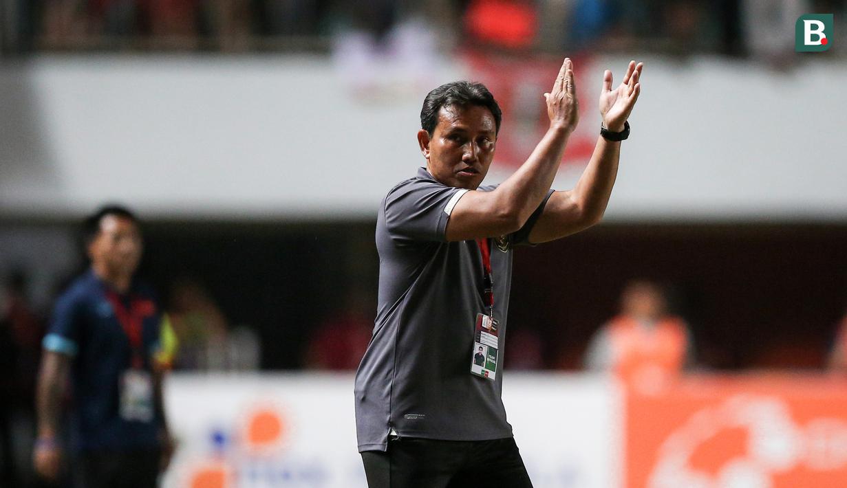 Pelatih Timnas Indonesia U-16, Bima Sakti sangat bersyukur dengan berhasilnya skuat Garuda Asia meraih trofi juara. Kemenangan ini pun ia dedikasikan bagi rakyat Indonesia yang akan merayakan kemerdekaan yang ke-77. (Bola.com/Bagaskara Lazuardi)