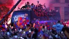 Para pemain Barcelona melakukan selebrasi di atas bus saat parade perayaan kemenangan Liga Spanyol di Barcelona, Spanyol, Senin (15/5/2023). (AP Photo/Joan Monfort)