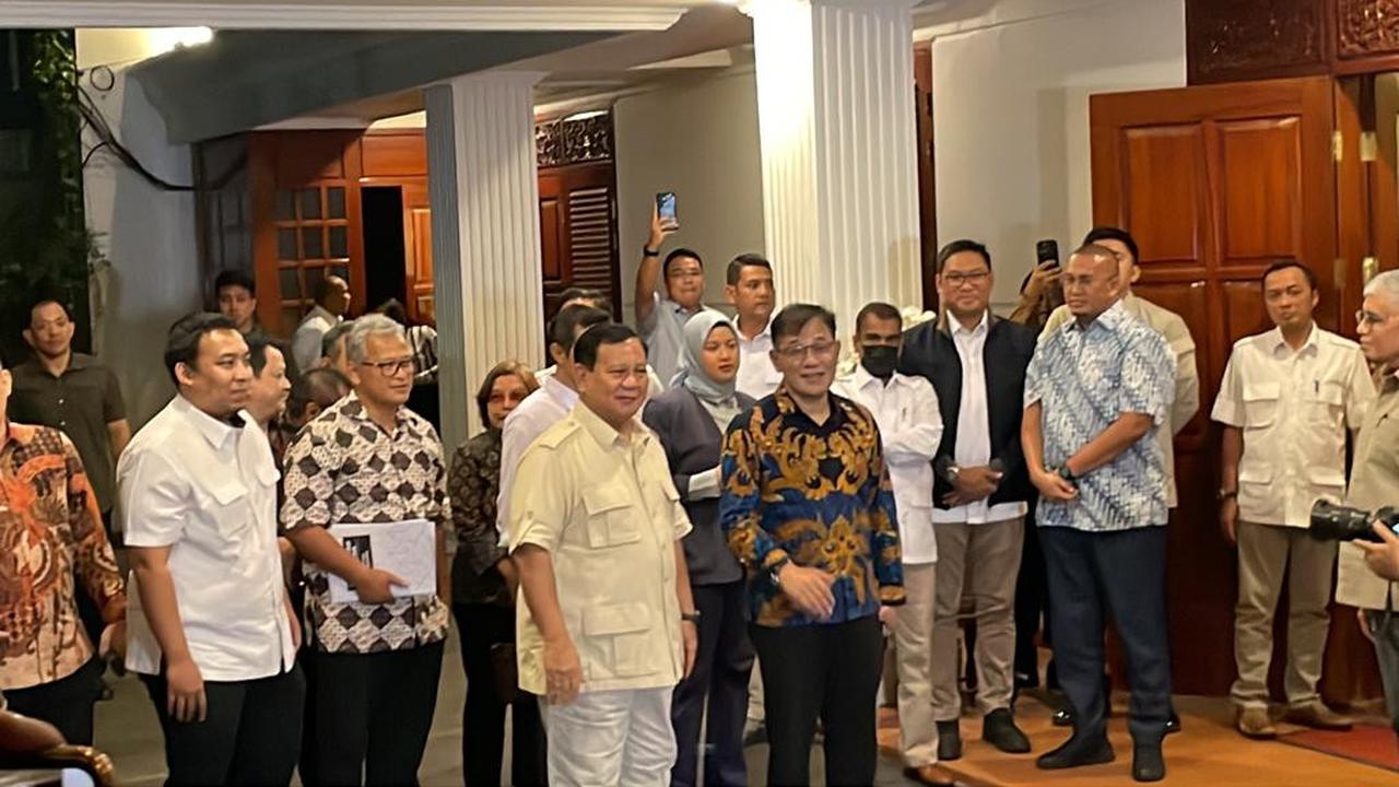 Politikus PDI Perjuangan (PDIP) Budiman Sudjatmiko bertandang ke kediaman Ketua Umum Partai Gerindra Prabowo Subianto di Jalan Kertanegara Nomor 04 Kebayoran Baru, Jakarta Selatan, Kamis (27/4/2023)