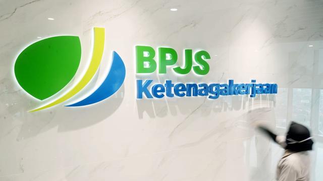 BPJS Ketenagakerjaan (BPJAMSOSTEK) menyerahkan santunan sebesar Rp93 juta dan bantuan beasiswa kepada ahli waris musisi Arry Syaff