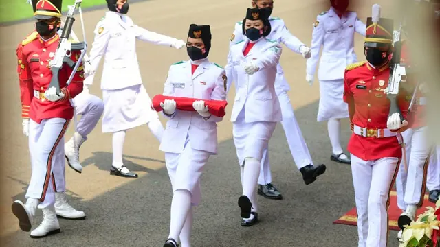Paskibraka mengibarkan Bendera Merah Putih dalam Upacara HUT ke-76 RI di halaman Istana Merdeka, Selasa (17/8/2021). (Biro Pers Sekretariat Presiden)