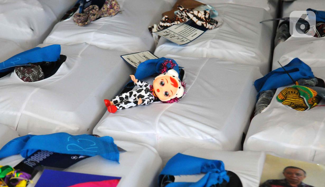 Kloter pertama asal Jakarta Selatan dengan total 363 jemaah sudah tiba di Asrama Haji Pondok Gede pada pagi tadi sekitar pukul 08.00 WIB. (merdeka.com/Imam Buhori)