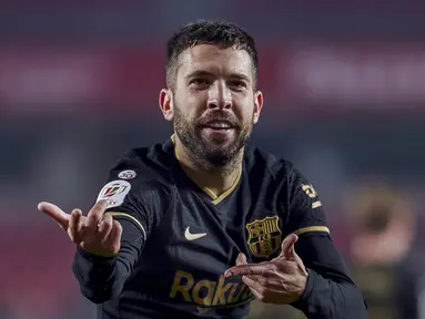 Pemain Barcelona Jordi Alba melakukan selebrasi usai mencetak gol ke gawang Granada pada pertandingan perempat final Copa del Rey di Stadion Los Carmenes, Granada, Spanyol, Rabu (3/2/2021). Barcelona sukses kalahkan Granada 5-3 dan mendapatkan tiket semifinal Copa del Rey. (AP Photo)