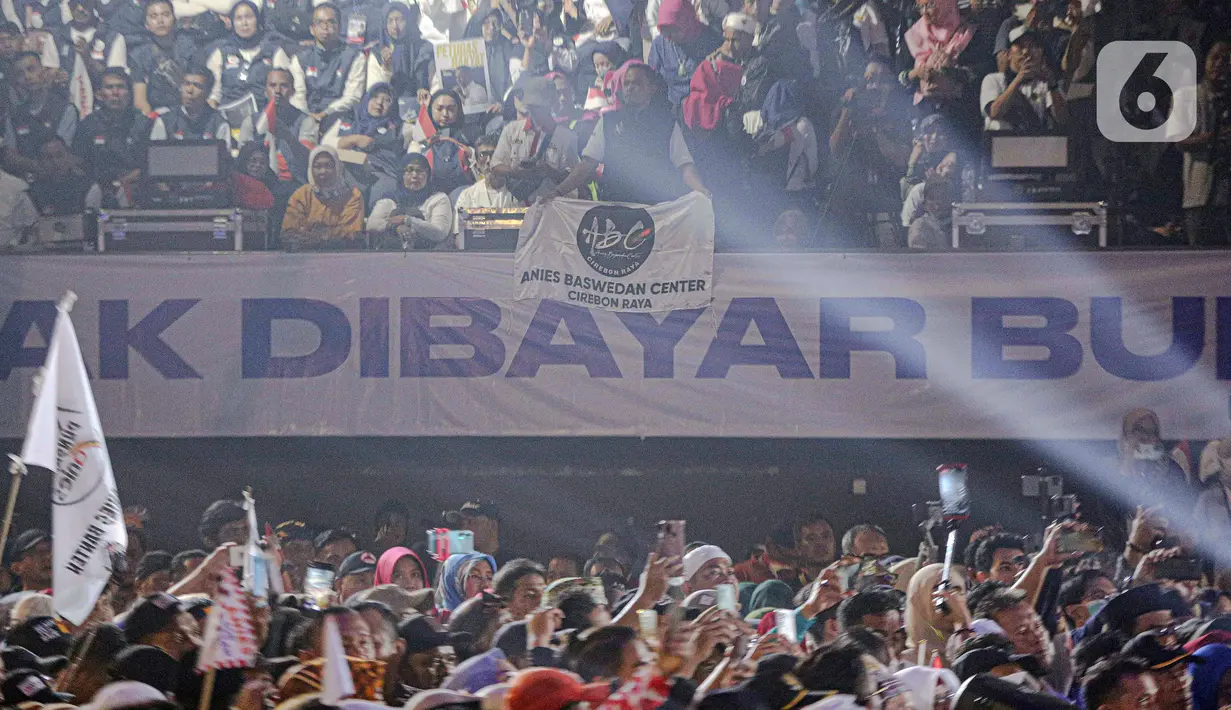 "Saya datang ke banyak tempat tanpa kamera, tanpa media, tanpa ditemani siapa-siapa. Seringkali saya hanya datang sendirian, lalu masuk ke suatu tempat, masuk ke sebuah warung tahu-tahu yang punya warung ngelihatin aja. Ini seperti kenal tapi siapa gitu. Karena kan di pelosok, jadi nyapa juga belum tentu berani. Saya ngobrol dengan masyarakat saya mendengar cerita mereka," jelas Anies. (Liputan6.com/Faizal Fanani)