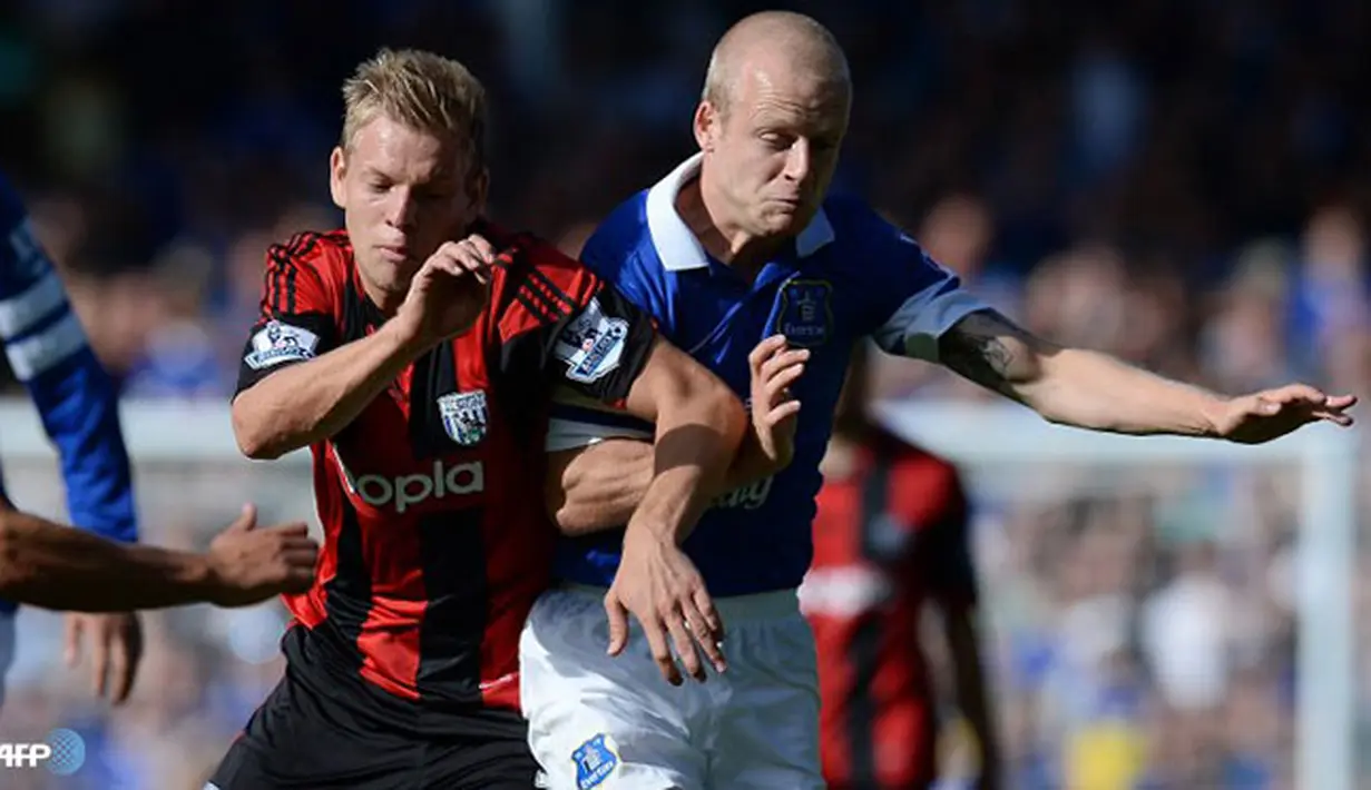 Duel Czech striker Matej dan Steven Naismith pada pertandingan Liga Inggris antara Everton melawan West Bromwich Albion di Stadion Goodison Park , Liverpool Sabtu 24 Agustus 2013. (AFP/Andrew Yates)