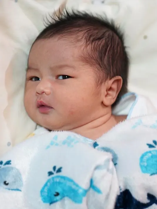 Di Rumah Sakit Kemang Medical Center, tempat Ririn melahirkan, Aldi pun menceritakan proses melahirkan yang dilakukan sang istri melalui operasi cesar. (Instagram/ririndwiariyanti)