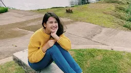Meski menjadi seorang aktris mdua, akan tetapi gaya penampilan Sandrinna terlihat bak anak remaja lainnya. Tak sedikit pula netizen yang memuji penampilan Sandrinna Michelle karena terlihat manis. (Liputan6.com/IG/@sandrinna_11)