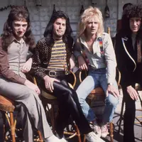Band legendaris Queen masih menorehkan rekor baru sebagai pencetak album penjualan terbaik.