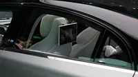 Sebuah layar terlihat di kursi belakang mobil konsep listrik Sony Vision-S pada ajang CES 2020 di Las Vegas, Nevada, Selasa (7/1/2020). Penumpang belakang pun ikut dimanjakan layar besar yang terpasang di sandaran kepala kursi depan. (AP Photo/John Locher)