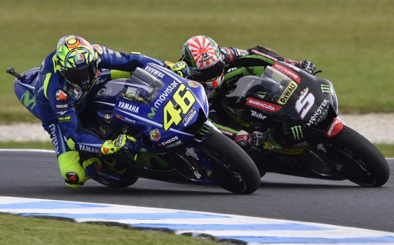 Pebalap Yamaha Tech 3, Johann Zarco (kanan), berduel dengan Valentino Rossi (Movistar Yamaha) (AFP)