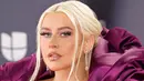 <p>Christina Aguilera menghadiri Latin Grammy Awards 2022 di Michelob Ultra Arena, Las Vegas, Nevada, Amerika Serikat, 17 November 2022. Melengkapi penampilannya, Christina menggunakan anting-anting yang menjulur sepanjang separuh lehernya. (Frazer Harrison/Getty Images/AFP)</p>