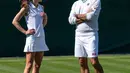 Gaya sporty Kate Middleton dalam balutan outfit tenis. Ia mengenakan atasan tanpa lengan berkerah berwarna putih dan rok tenis, serta sneakersnya yang semuanya berwarna putih. [Foto: Instagram/princeandprincessofwales]