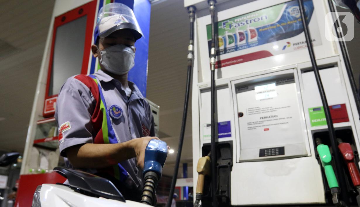Petugas mengisi bahan bakar minyak (BBM) ke dalam kendaraan di sebuah SPBU di Jakarta, Kamis (31/3/2022). PT Pertamina (Persero) akan memberlakukan tarif baru BBM jenis Pertamax menjadi Rp 12.500 pada 1 April 2022. (Liputan6.com/Herman Zakharia)