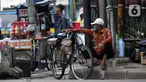 Pengojek sepeda menunggu penumpang di kawasan Kota Tua, Jakarta, Selasa (21/4/2020). Penghentian sementara aktivitas sebagian besar pertokoan dan perkantoran seiring pelaksanaan WFH dan PSBB berimbas pada sulitnya pengojek sepeda mencari penumpang. (Liputan6.com/Helmi Fithriansyah)