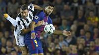 Bek Juventus, Andrea Barzagli, berebut bola dengan striker Barcelona, Luis Suarez, pada laga Liga Champions di Stadion Camp Nou, Katalonia, Selasa (12/9/2012). Barcelona menang 3-0 atas Juventus. (AFP/Lluis Gene)