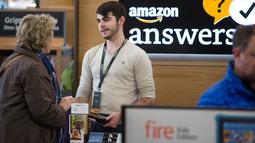 Seorang karyawan membantu pelanggan di toko Amazon Books di University Village, Seattle, Washington, Selasa (3/11). Setelah 20 tahun mejual buku secara online, akhirnya Amazon membuka toko buku fisik pertamanya. (AFP Photo/Jason Redmond)