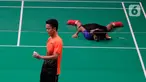 Tunggal putra Indonesia, Anthony Ginting, memegang kok saat melawan Soong Joo Ven pada final beregu SEA Games 2019 di Multinlupa Sport Center, Filipina, Rabu (4/12/2019). Ginting menang 13-21, 21-15, dan 21-18. (Bola.com/M Iqbal Ichsan)