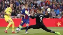 Pemain Barcelona, Lucas Digne (tengah) menceoba mengecoh kiper Villareal, Sergio pada laga La Liga Santander di Camp Nou stadium, Barcelona, (9/5/2018). Barcelona menang telak 5-1. (AFP/Pau Barrena)