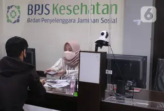 Pegawai melayani peserta BPJS Kesehatan di Kantor Cabang Kota Tangerang, Rabu (7/1/2020). Iuran BPJS Kesehatan resmi naik per hari ini untuk kelas I menjadi sebesar Rp150.000 per orang per bulan dan Rp100.000 per orang per bulan untuk kelas II. (Liputan6.com/Angga Yuniar)