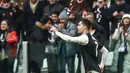 Striker Juventus, Cristiano Ronaldo, merayakan gol yang dicetaknya ke gawang Udinese pada laga Serie A di Stadion Allianz, Turin, Minggu (15/12). Juventus menang 3-1 atas Udinese. (AFP/Isabella Bonotto)