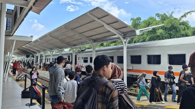 Para penumpang bersiap naik kereta api di stasiun Banyuwangi Kota (Istimewa)