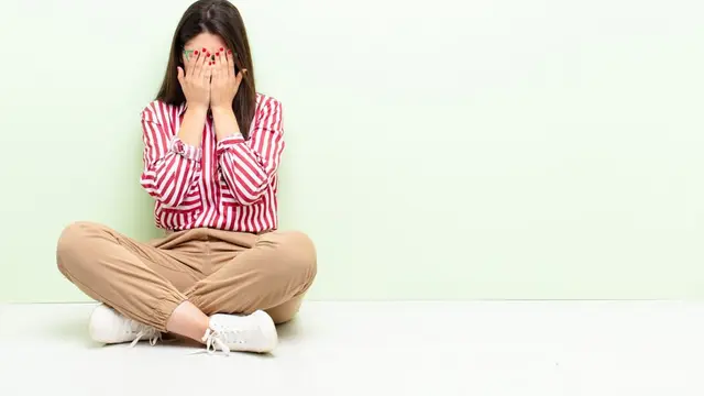 Seorang perempuan duduk di lantai (Foto Dok: Freepik/kues1)