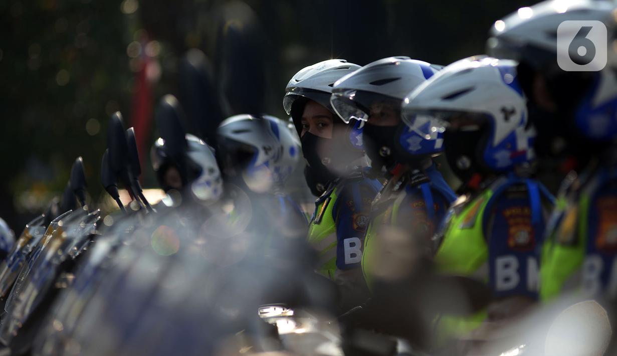Sejumlah polisi mengikuti apel pasukan Operasi Patuh Jaya 2020 di Lapangan Polda Metro Jaya, Jakarta, Kamis (23/7/2020). Sebanyak 1.800 personel gabungan TNI-Polri diturunkan dalam Operasi Patuh Jaya 2020. (merdeka.com/Imam Buhori)