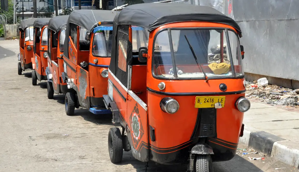 Saat ini, jumlah bajaj oranye yang masih berkeliaran di Ibukota mencapai sekitar 8.000 unit, dari jumlah keseluruhan 14.000 unit, (25/10/14). (Liputan6.com/Miftahul Hayat)