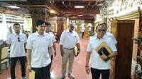 Pengurus Besar Akuatik Indonesia (PB AI) Pusat dan PB AI Provinsi Bali, melakukan kunjungan dan audiensi resmi ke Gubernur Bali, Wayan Koster, di Kantor Gubernur Bali, di Kota Denpasar, pada Rabu (20/5). (merdeka.com)