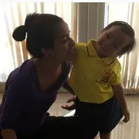 Hari ini adalah hari pertama masuk sekolah. Beberapa selebriti turut mengantarkan anaknya untuk ke sekolah setelah lama libur lama.Begitu juga dengan Sheila Marcia yang anaknya baru masuk sekolah. (Instagram/sheilamarciajoseph)
