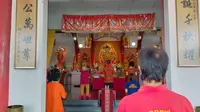 Perayaan Hari Raya Tri Suci Waisak 2565 Tahun Buddhis di Vihara Tanda Bhakti, Kota Bandung, diikuti puluhan umat Buddha, Rabu (26/5/2021). (Liputan6.com/Huyogo Simbolon)