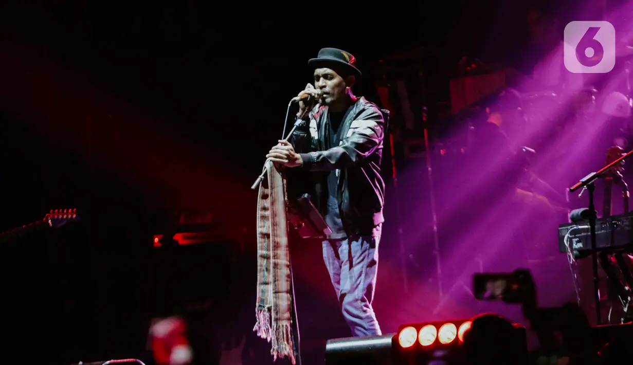 Aksi panggung Glenn Fredly dalam festival musik Love Fest di Istora Senayan, Jakarta, pada 22 Februari 2020. Salah satu penyanyi kebanggaan Indonesia, Glenn Fredly meninggal dunia, Rabu (8/4/2020) malam dalam usia 44 tahun di sebuah rumah sakit di Jakarta Selatan. (Liputan6.com/Faizal Fanani)