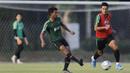 Pemain Timnas Indonesia U-22, Zulfiandi, mengirim umpan saat latihan di Lapangan F Senayan, Jakarta, Jumat (15/11). Latihan ini persiapan jelang Sea Games 2019 Filipina. (Bola.com/Vitalis Yogi Trisna)
