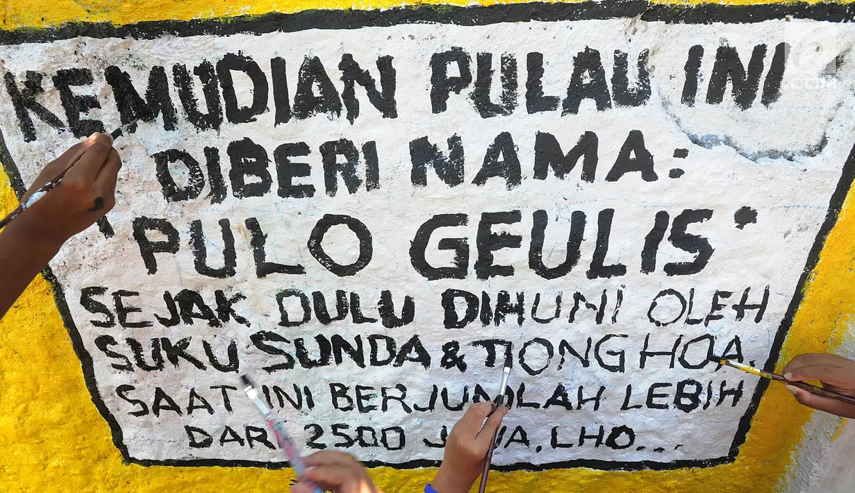 Mural pada dinding areal gang sempit yang dilukis anak-anak saat kegiatan kick off Kampung Mural di Pulo Gelis, Bogor, Minggu (18/3). Kegiatan membuat mural dengan berbagai tema ini diikuti sejumlah komunitas dan warga setempat. (Merdeka.com/Arie Basuki)